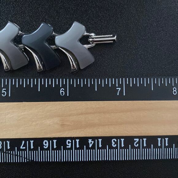 1960’s Era Vintage Charcoal and Light Grey Thermoset Lucite Bracelet - Picture 6 of 14